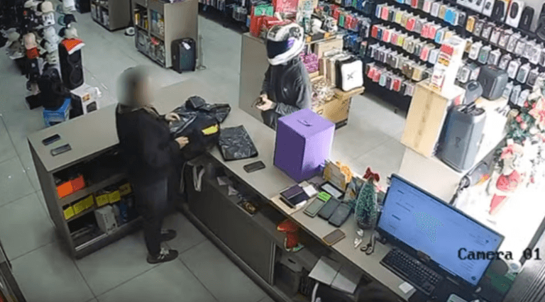 Funcionária acha que assalto era brincadeira, mas criminoso dispara arma e rouba loja em MG