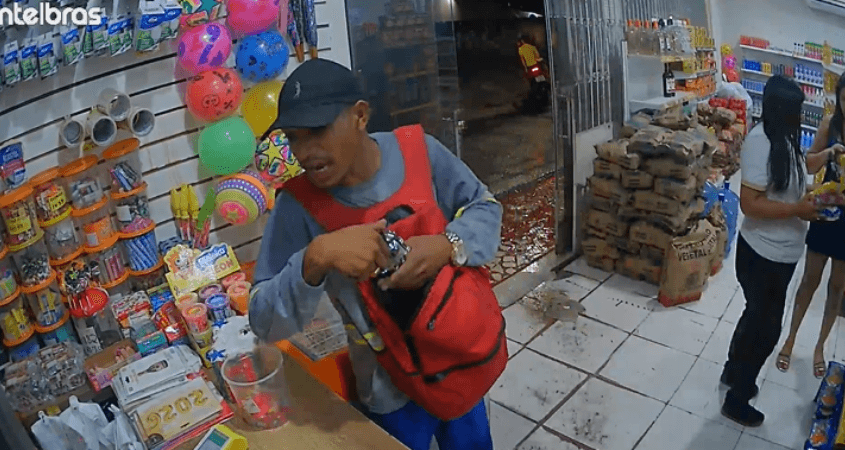 VÍDEO: Com arma de fogo, assaltante leva toda a renda de mercadinho em Manaus