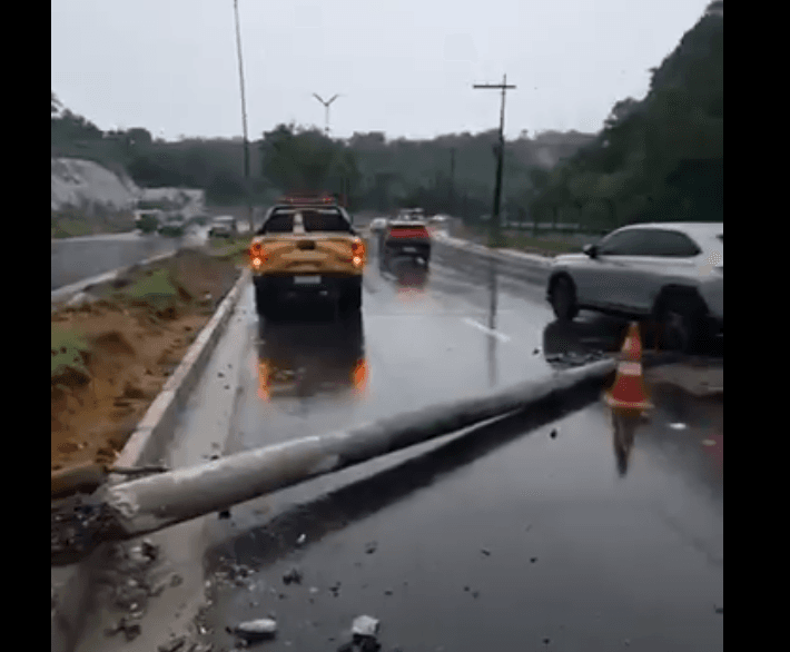 VÍDEO: Avenida fica interditada após queda de poste durante forte chuva em Manaus