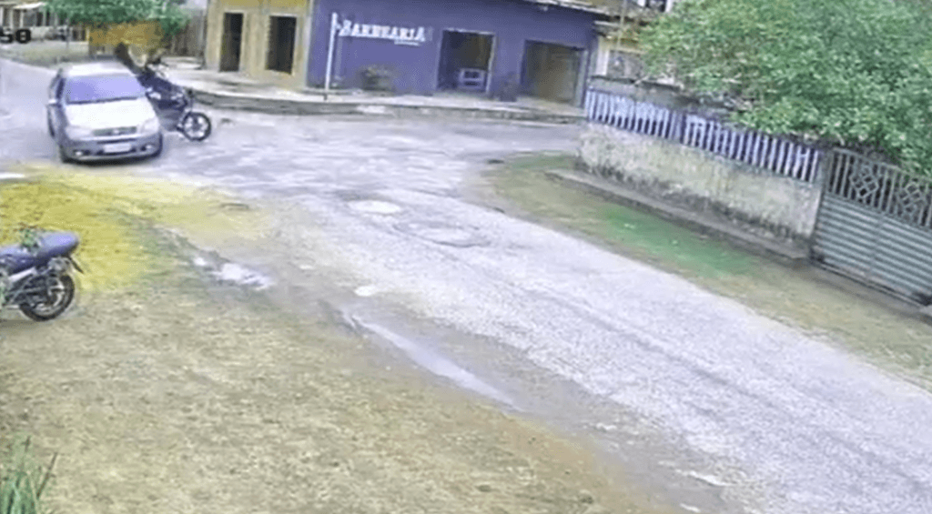 VÍDEO: Motociclista avança cruzamento e bate em carro no Pará