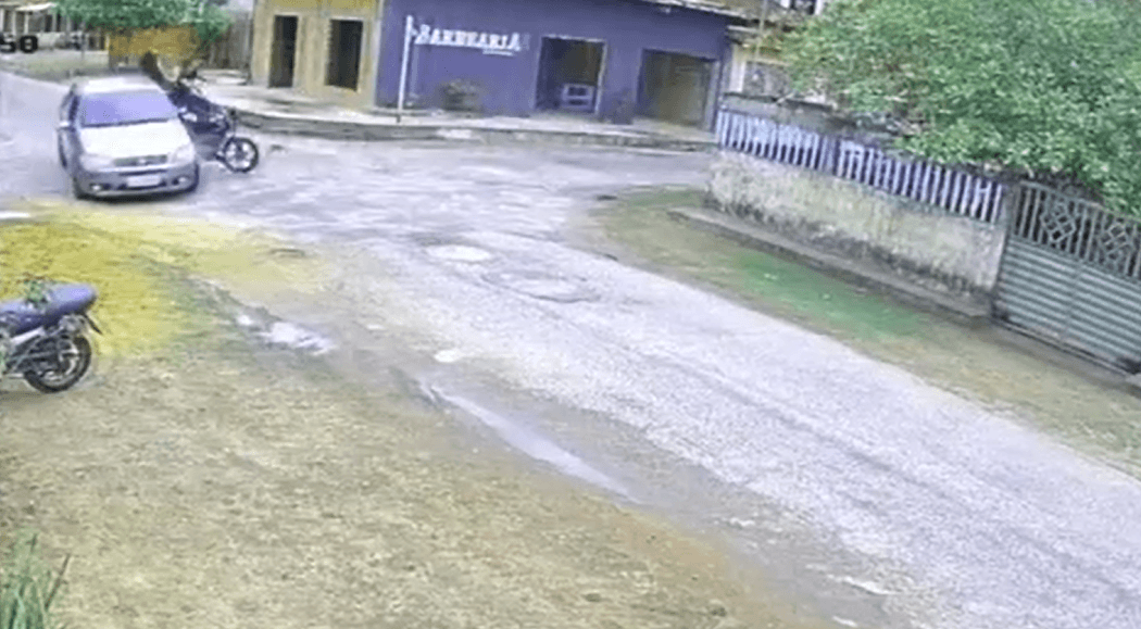 VÍDEO: Motociclista avança cruzamento e bate em carro no Pará