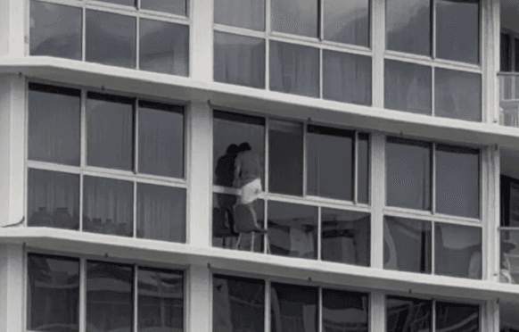 Moradores se surpreendem com mulher limpando janela em prédio de 16 andares