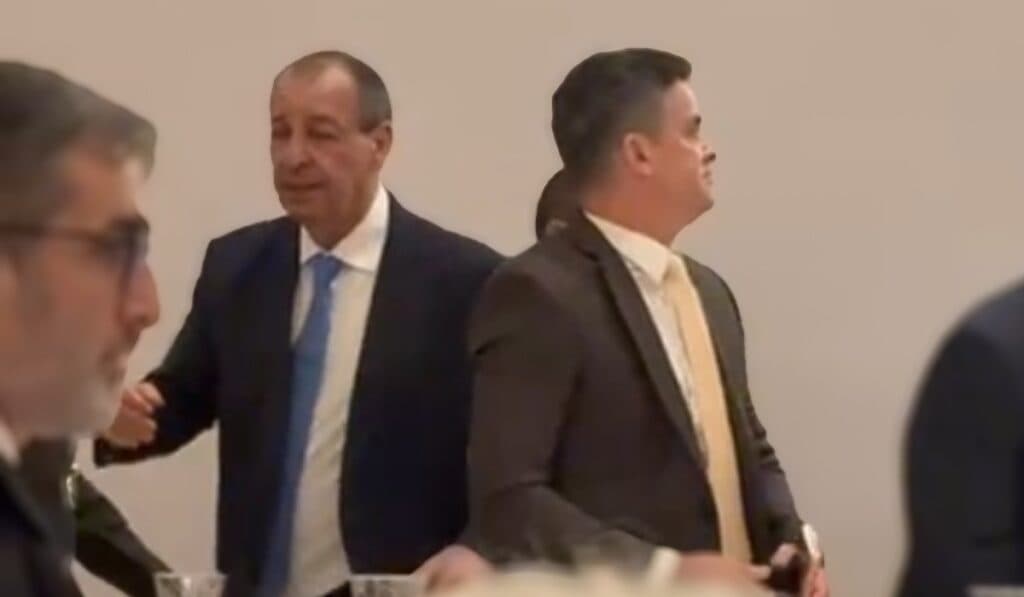 VÍDEO: Omar Aziz e David Almeida se encontram na posse do TCE-AM, depois de suposta ruptura