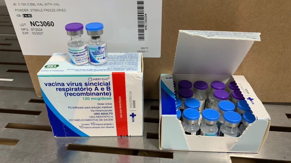 Amazonas recebe mais de 18,8 mil doses da nova vacina contra vírus sincicial para gestantes e recém-nascidos