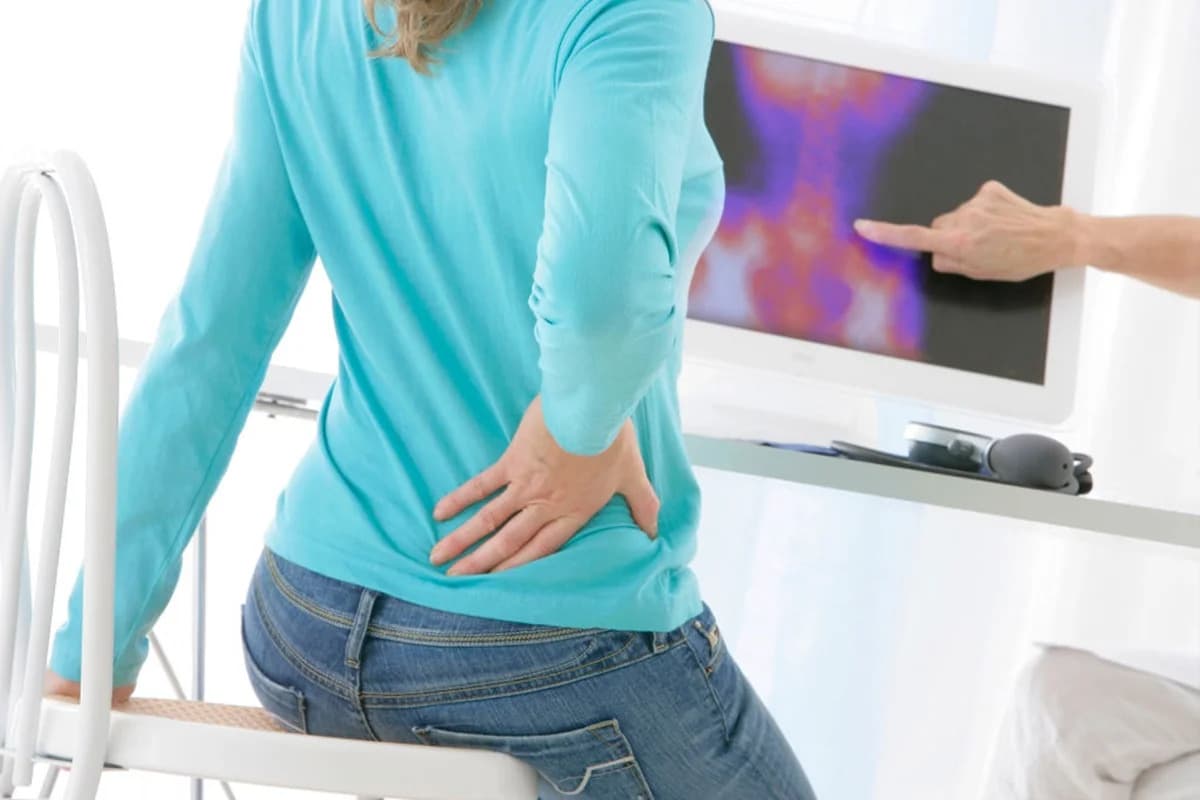 Dor nas costas: Ortopedista fala sobre problema moderno que se transformou em vilão da coluna