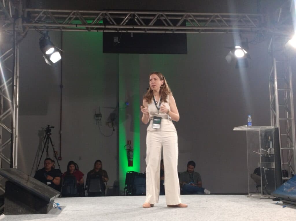 Amazon IA Summit 2025: Suelen Scoop afirma que ‘sem mudança de comportamento, a IA não acontece’