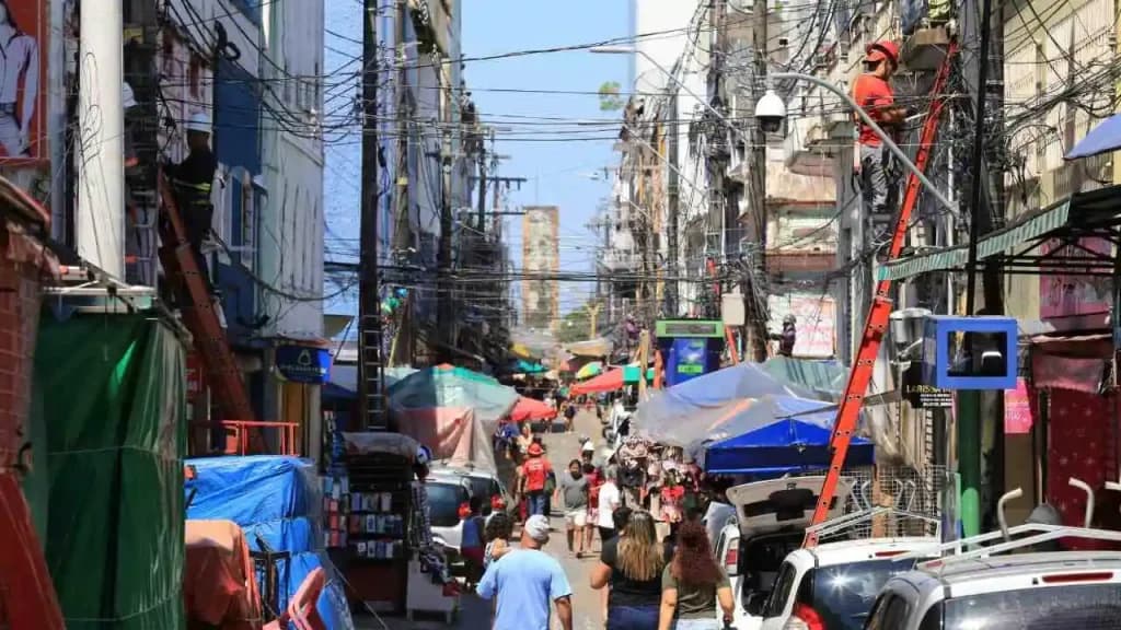 Deputado do AM sugere redes subterrâneas para o fim da poluição visual e riscos urbanos