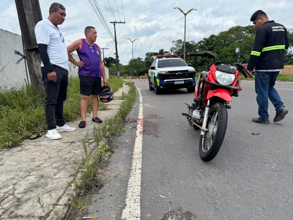 IMAGEM FORTE: Pai morre esmagado e filha é socorrida após grave acidente com carreta em Manaus