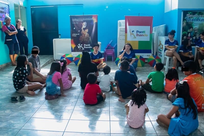 Arte Sem Fronteiras ensina crianças a dançar frevo em Manaus