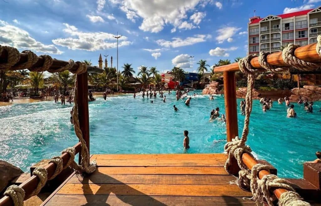 Homem morre durante torneio de chupar melancia em resort no interior de SP