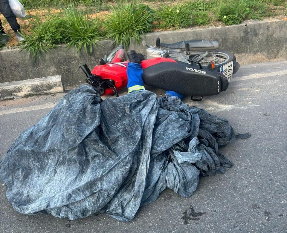 VÍDEO: Motociclista morre com cabeça esmagada por carreta em Manaus