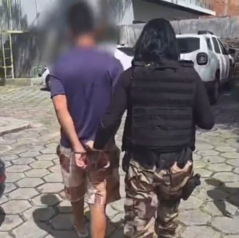 Homem é preso após ser denunciado pelo companheiro por maltratar cachorros em Manaus