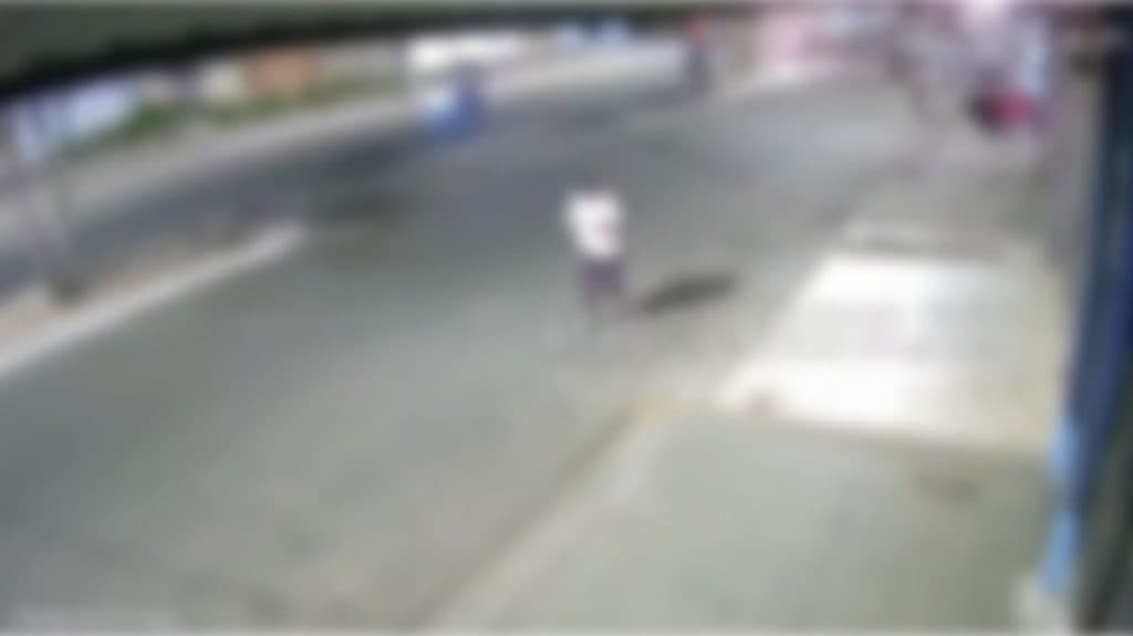 VÍDEO: Mulher é atropelada após manobra de grau na Bahia