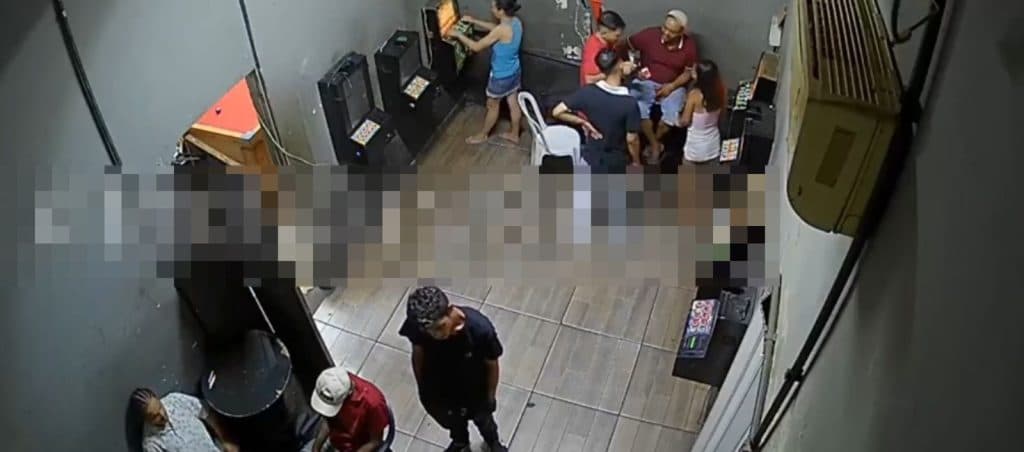 Câmeras mostram atirador cumprimentando clientes antes de matar homem no bar