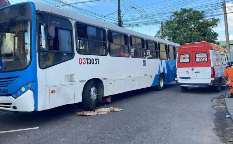 Venezuelano tem as pernas esmagadas após ser atingido por ônibus em Manaus