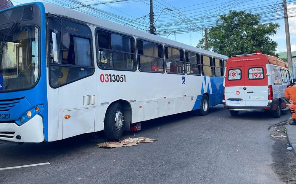 Venezuelano tem as pernas esmagadas após ser atingido por ônibus em Manaus