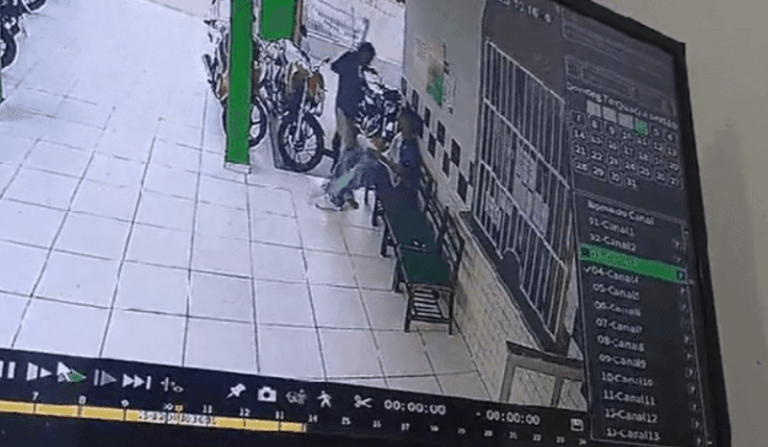 Homem invade escola, rende estudantes e golpeia aluno com terçado em Rio Branco