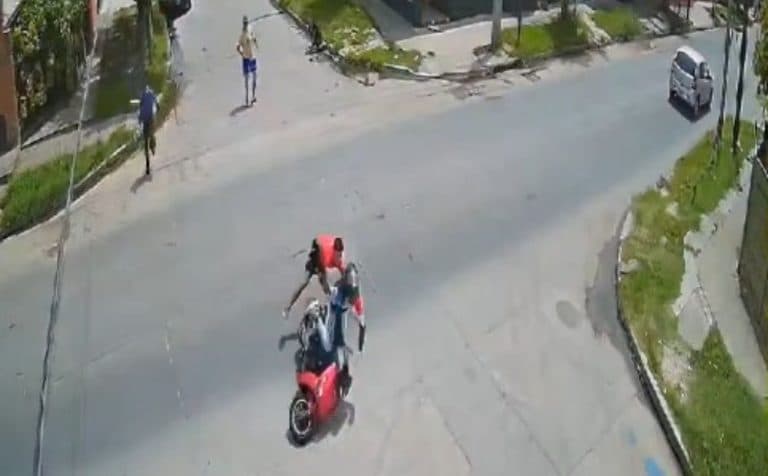 VÍDEO: Tentativa de assalto dá errado, criminosos caem de moto e apanham