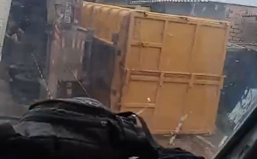 VÍDEO: Caminhão tomba e causa congestionamento na zona Norte de Manaus