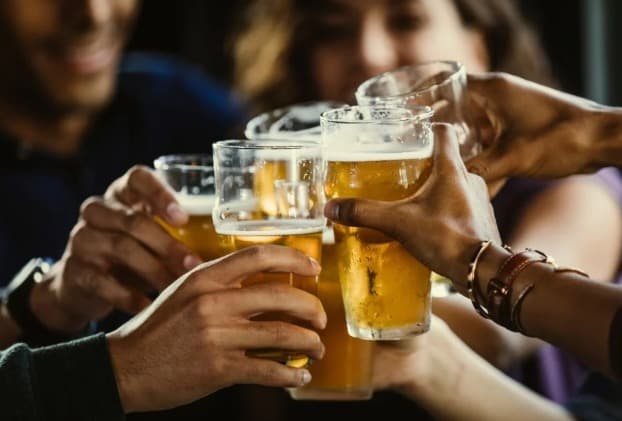 Bebida alcoólica pode causar danos ao cérebro, mesmo com consumo moderado, afirma estudo da Oxford