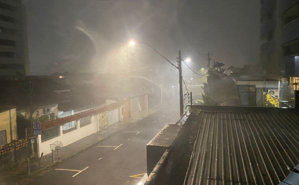 Forte chuva atinge Manaus na noite deste domingo e Defesa Civil emite alerta