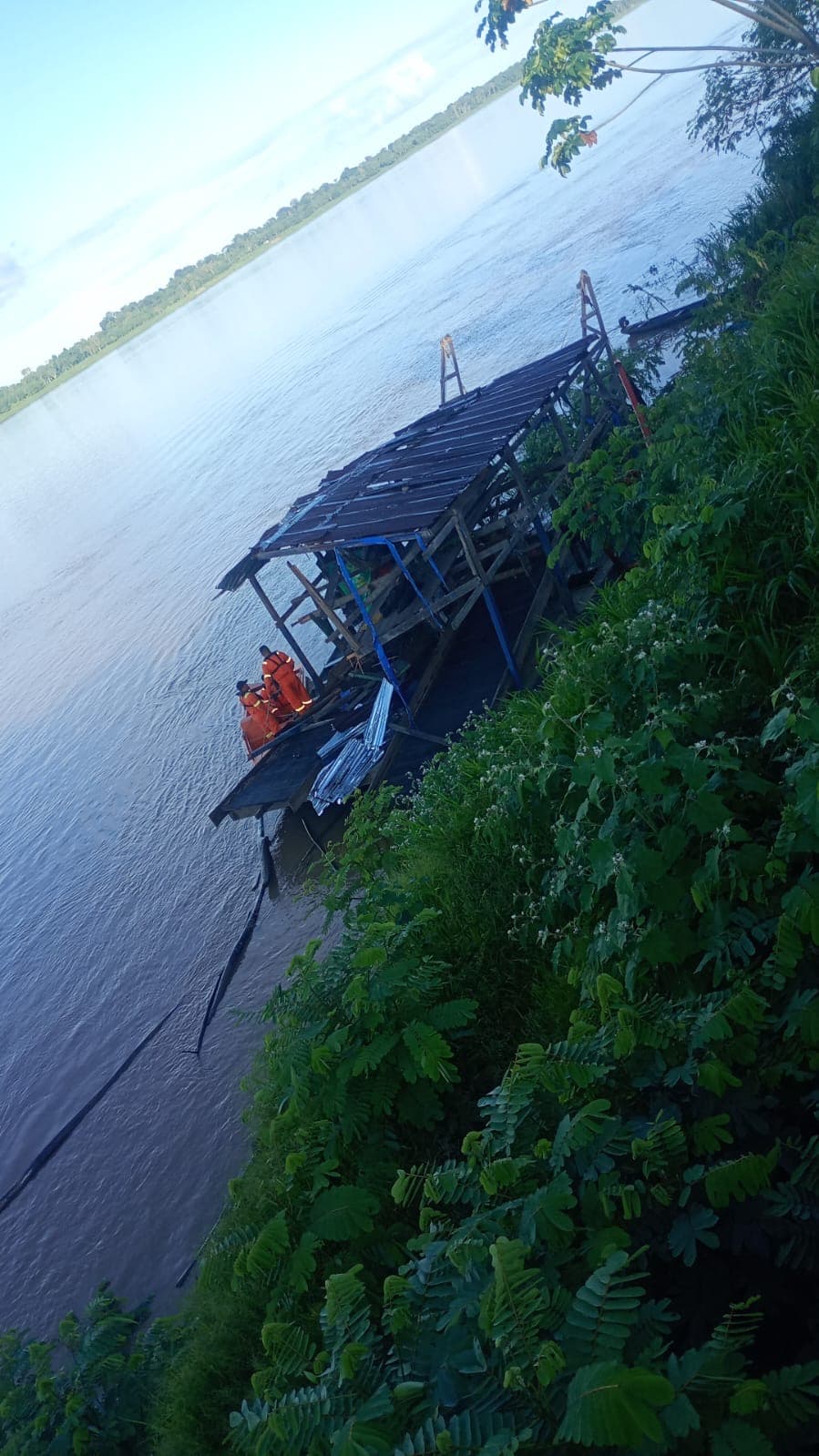 Balsa graneleira bate em barranco e assusta moradores de comunidade em Manicoré