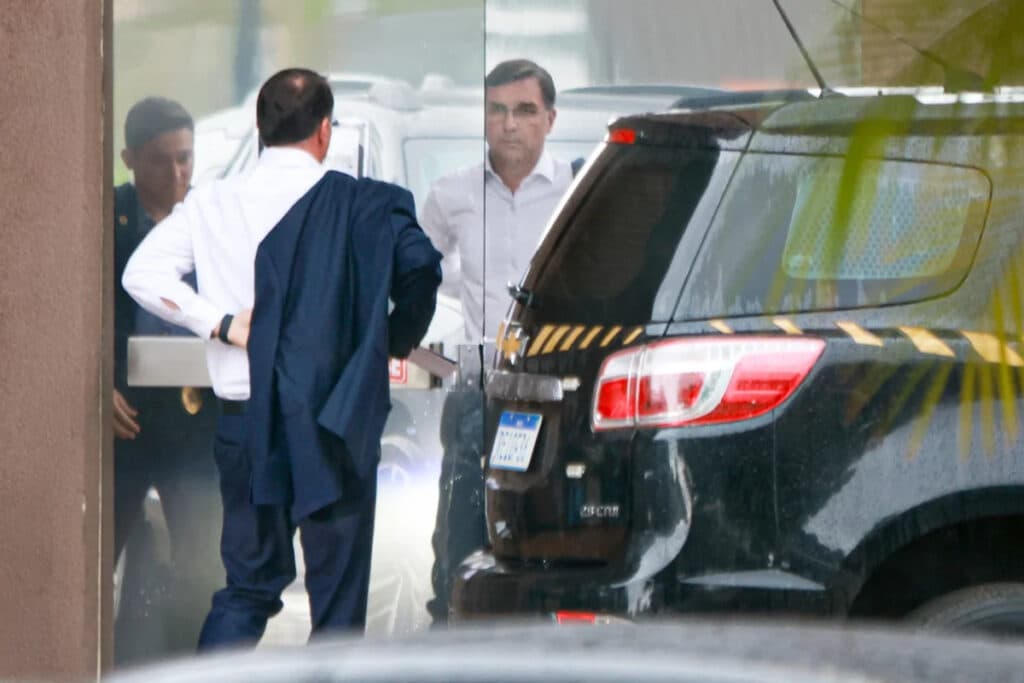 Flávio Bolsonaro fala sobre crise com Michelle: “Já pedi desculpas, não vai se repetir”