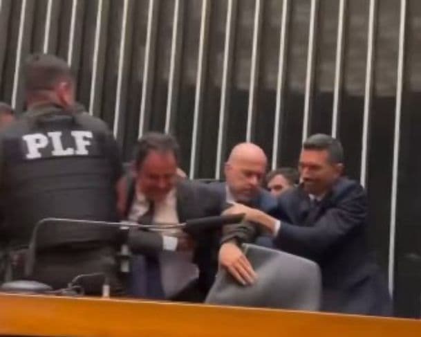Glauber Braga é retirado da Câmara pela Polícia Legislativa durante protesto contra cassação