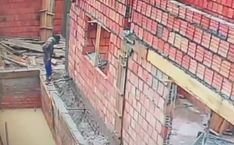 Vídeo mostra homem invadindo obra e defecando em piscina em construção no Amazonas