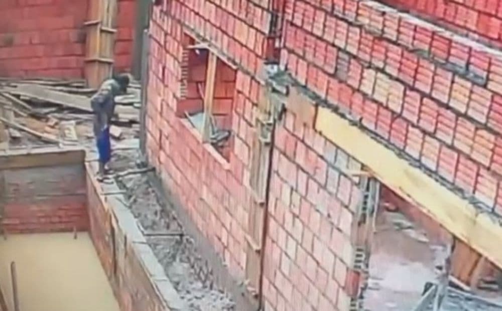 Vídeo mostra homem invadindo obra e defecando em piscina em construção no Amazonas