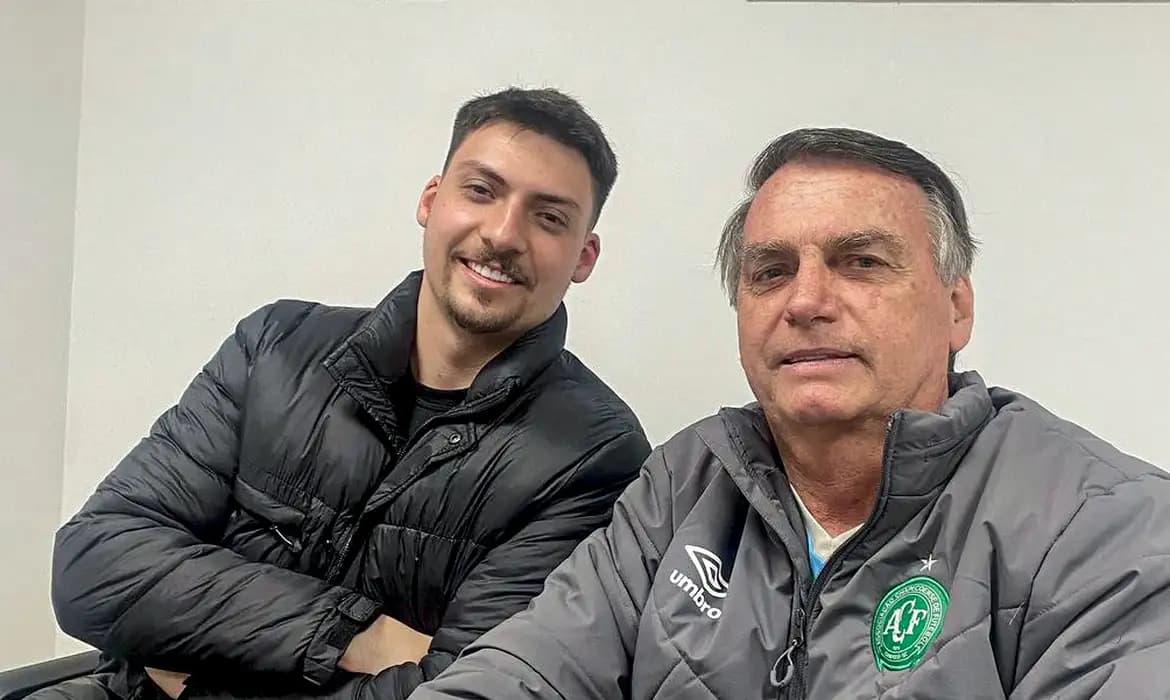 Jair Renan diz ter sido impedido de acompanhar Bolsonaro em cirurgia em Brasília
