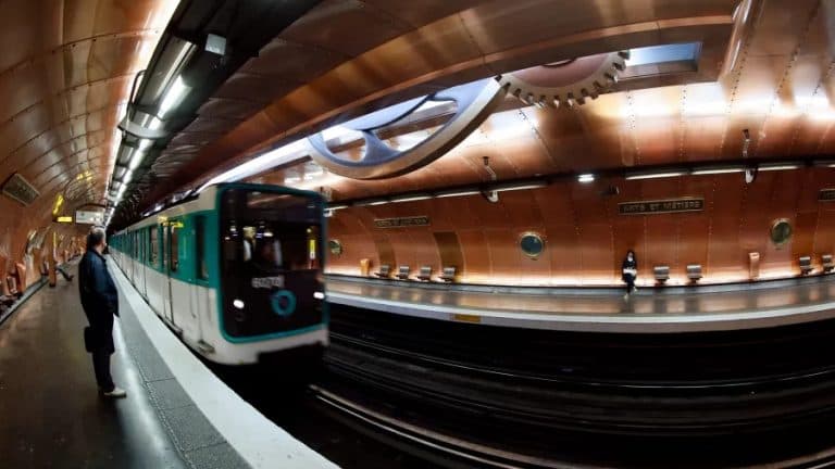 Homem ataca três mulheres com faca no metrô de Paris, e é preso