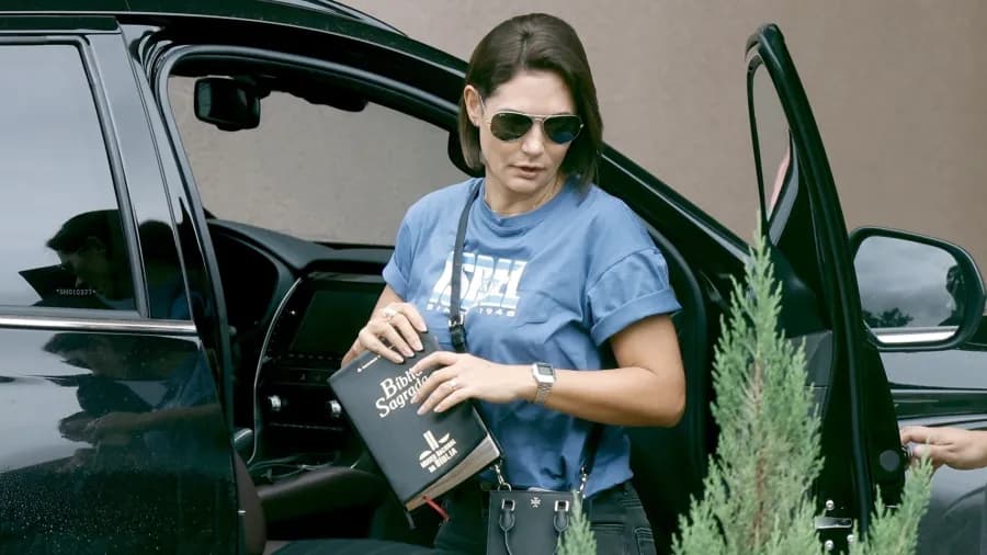 VÍDEO: Com Bíblia nas mãos, Michelle e filha chegam à PF para visitar Bolsonaro