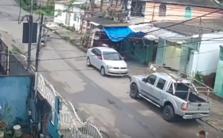 Motociclista assalta pedestre em plena luz do dia no bairro Petrópolis; vídeo