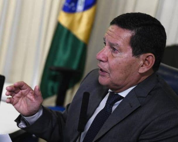 General Mourão defende prisão domiciliar para Bolsonaro e manifesta preocupação: “Pode morrer de um dia pro outro”