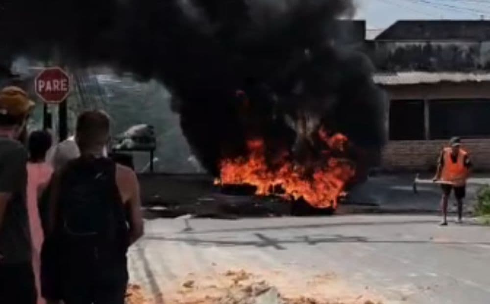 Há dias sem luz, moradores do Manoa queimam pneus em protesto contra Amazonas Energia