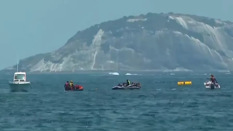 VÍDEO: Avião ultraleve cai no mar em Copacabana; bombeiros iniciam buscas