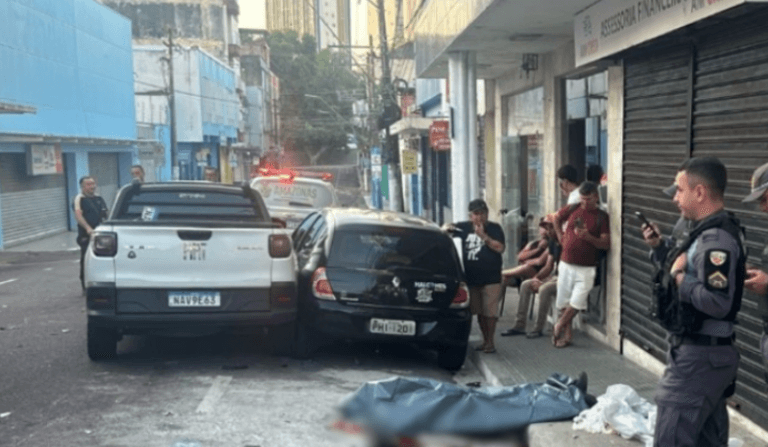 VÍDEO: Vigilante é arremessado ao ser atingido por carro no Centro de Manaus