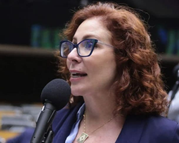 Ministros do STF podem revogar decisão da Câmara de rejeitar cassação do mandato de Carla Zambelli