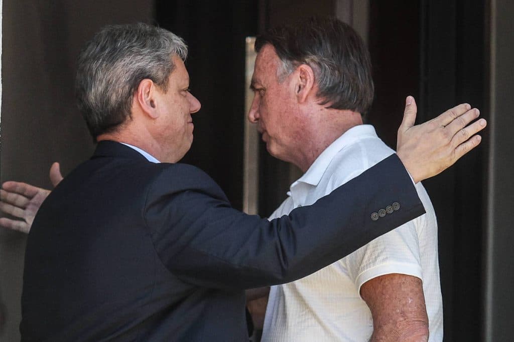 Após visita a Bolsonaro, Tarcísio diz que dará palanque a Flávio em SP