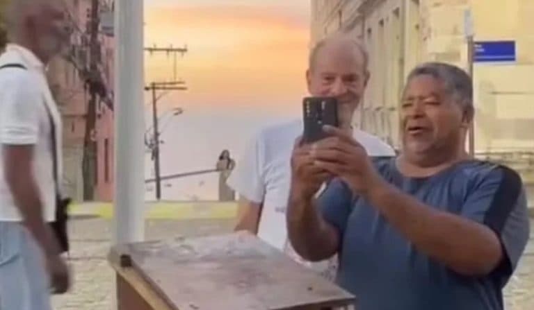 Ney Matogrosso é confundido com Caetano Veloso por fã em Salvador e reage