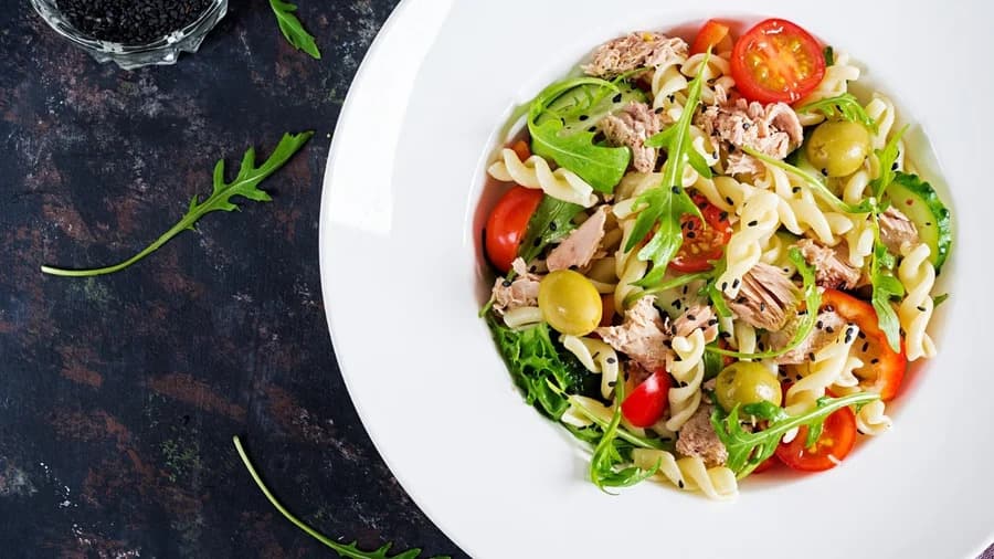 Comer salada fora de casa oferece riscos? Nutricionista explica