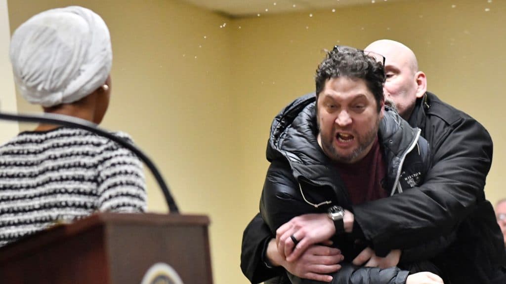 VÍDEO: Nos EUA, deputada é atacada com líquido ao fazer discurso contra agentes de imigração