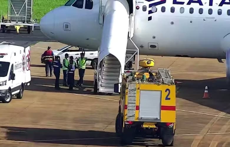 Explosão de carregador portátil força pouso de emergência de avião da Latam