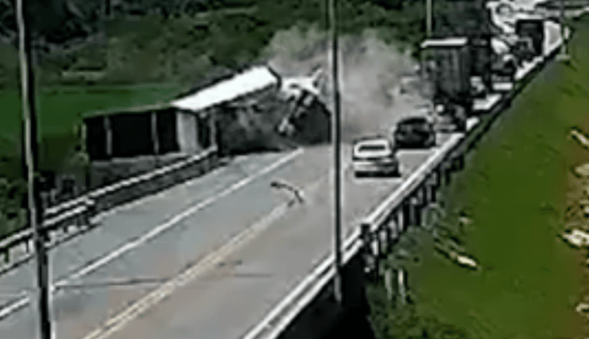 Colisão entre caminhão e ônibus deixa 11 mortos na BR-116, no sul do RS