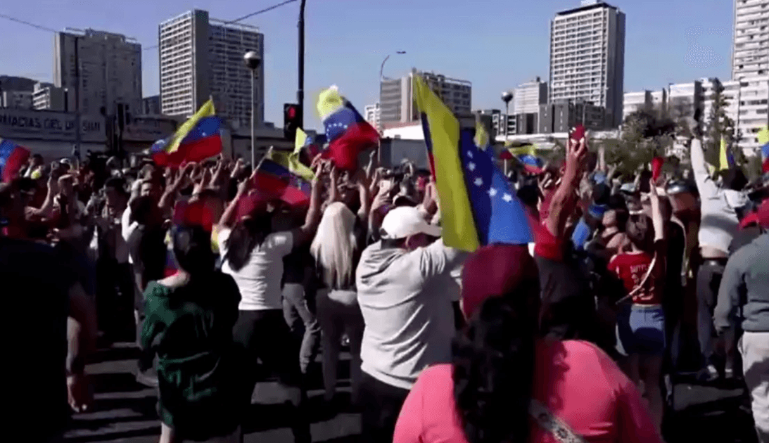 Venezuelanos comemoram prisão de Nicolás Maduro após operação dos EUA