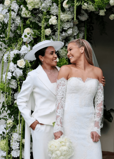 Marta se casa com Carrie Lawrence em cerimônia discreta nos EUA