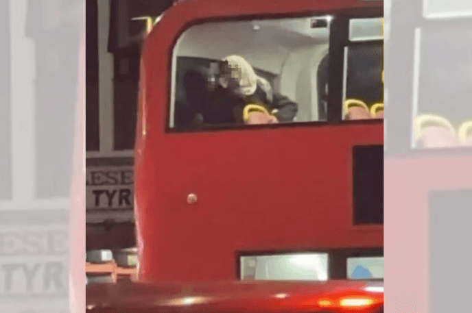 Vídeo mostra casal fazendo sexo dentro de ônibus em Londres
