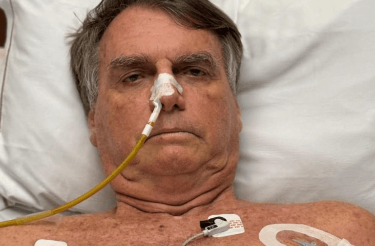 Carlos Bolsonaro diz ter encontrado o pai com “hematoma no rosto e pés sangrando” em visita à PF