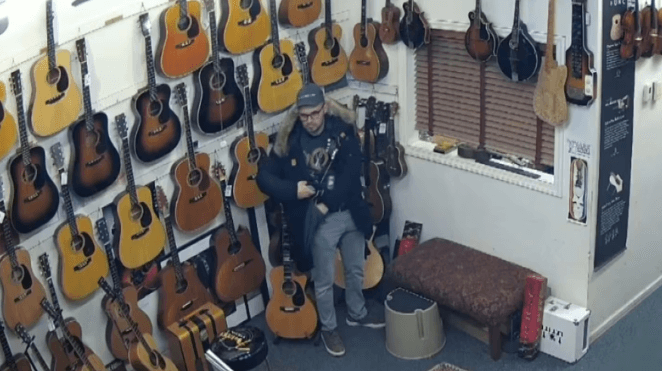 Ladrão se arrepende e devolve bandolins furtados com bilhete e chocolates